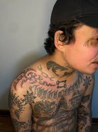 Cybershots de um domingo em São Paulo. Tribal fossilizado escavado entre as  outras tatuagens do amigo João Velicev. O procedimento se desenrolou de  forma rápida e (quase) indolor, todos os envolvidos passam