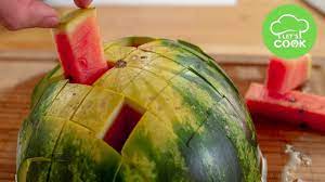 Doch das aufschneiden kann eine klebrige angelegenheit sein. Wassermelone Schneiden Mit Diesem Trick Ganz Schnell Youtube