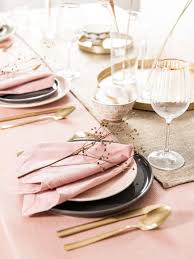 Dried Flowers As Table Decoration Are A Big Trend For Dinner Parties And Weddings Find More Inspiration From The Maiolica Idee Per La Tavola Stampe Floreali