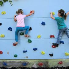 Klettern An Der Boulderwand Mit Den Richtigen Klettergriffen Spielplatz Schulhof Kletterwand