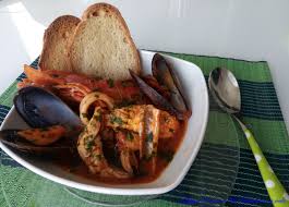Un concentrato di mare, di sapori e di profumi. Zuppa Di Pesce Acqua Di Mare E Zucchero A Velo