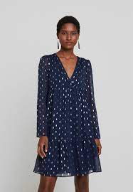 Et oplagt valg for dig, som gerne vil have modetøj med et sødt og impulsivt udtryk. Naf Naf Foil Cocktailkleid Festliches Kleid Bleu Marine Dunkelblau Zalando De