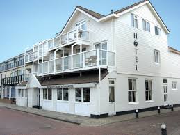 Egmond Aan Zee Een Hotel Direct Aan Het Strand Ideaal Hotel Zee Strand Egmond Http Www Hotelkamerveiling Nl Hotels Ne Hotel Hotelkamers Badplaats