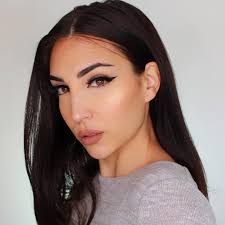 Foto 1, 2, 3 o 4?👀 Después de imitar las poses intensitas de las  “selebritis”, me di cuenta que con la que más me identifico es el la 4ª  foto. Real que