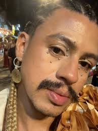 @aFestaDisco, onde cada um revela o que habita por trás dos olhos. O meu  Alter Ego tem nome e brilho próprio: Solaris Dourado., Veio do sol que  incendeia nossos dias, dos rios que cintilam como ouro ...