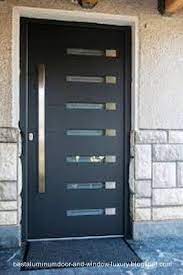 Trabajadas a mano por nuestros carpinteros, ensambladas al estilo tradicional. Puerta Exterior De Aluminio Puertas De Aluminio Diseno De Porton Principal Puertas De Aluminio Modernas
