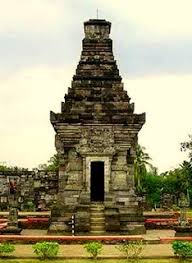 Candi ini diyakini merupakan makam raja singasari iii yakni ranggawuni yang memiliki gelar sri wisnu wardhana yang jika anda sudah mengunjungi candi penataran, maka lokasi dari arca warak ini tak jauh dari kawasan komplek candi penataran tersebut. Candi Penataran Blitar 1001malam Com
