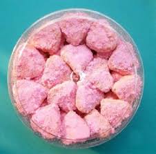 Kue yang terbuat dari bahan tepung dan kacang, dibalut teburan gula halus. Resep Kue Salju Strawberry Bentuk Hati Resepkoki Co