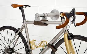 ウォールマウント自転車フック vadolibero kryon セキュリティーロック搭載で屋外で使用可能 自転車 スタンド 自転車 棚 自転車 ディスプレイ 自転車 インテリア 自転車 ガレージ 自転車 ラック 自転車 フック 自転車 壁掛け 自転車 壁掛け 収納 アイデア インテリア