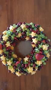 Fruit trays do not have to be elaborate productions with sculptures of tropical fruit surrounded by cascading berry snowman christmas fruit platter source: Fruit Platter Winter 45 Best Ideas Xmas Food Holiday Fruit Christmas Brunch