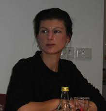 Mdb sahra wagenknecht (linke) unterstützte bis mindestens mitte 2015 die gewalttätige und linksextremistische antifa mit spenden aus ihren bundestagsbezügen. Upload Wikimedia Org Wikipedia Commons D Dc Sah
