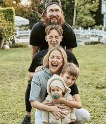 Mom, daughter, sister, friend, lover, worker 🐝 and cosmic investigator 💫 @fabletics @kingstvodka @tobeinbloom @siblingrevelry linktr.ee/katehudson. Kate Hudson Surprises Fans With Unexpected Baby Bump Photo Hello