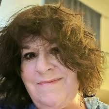 I went to prom in 2002 and lemme tell you if I saw that dress in the store  in my era I would have been BEGGING for it for my own. She