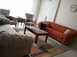 Bu iki renk ile renklendirdiğiniz evinizi ahşap tarzı dekoratif öğeler ile tamamlamanız şık ve rahat bir görünüm elde etmenizi sağlayacaktır. Soru 35 Kiremit Krem Koltuk Takimi Ile Uyumlu Hali Perde Onerisi Dekor Ekrani