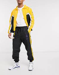 Adidas nba bold track jacket boston celtics la lakers track top men's deadstock. Nike Basketball La Lakers Nba Trainingsanzug In Gelb Schwarz Asos