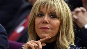 Emmanuel macron was slapped in the face by a man during a walkabout in southern france. First Ladies Brigitte Macron Ist Die Neue Im Bunde Lebensart Dw 20 04 2016