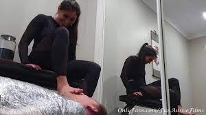 READ DESCRIPTION* Fun Aussie Couple - Drown In My Nasty Workout Foot Sweat