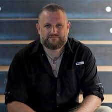 David habla con el responsable de una guardería, el lugar donde se guarda la mercancía hasta que pasa a manos de los distribuidores. Himv8zbfwsrdam