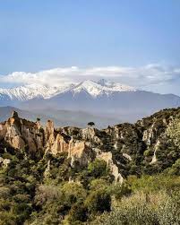 Des villages médiévaux aux montagnes idéales pour les randonnées, votre séjour en location. Pyrenees Orientales Tourisme Les Orgues D Ille Sur Tet Un Paysage De Toute Beaute A Contempler A Explorer Comme Un Labyrinthe En Suivant Les Sentiers Amenages Pour La Preservation Du Site Site Naturel Protege