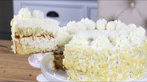 Das eigelb mit zucker und vanillinzucker schaumig schlagen, den eischnee vorsichtig unterheben. Raffaello Torte Leckere Kokos Torte Rezept Youtube