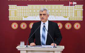 Gergerlioğlu'nun milletvekilliğinin düşmesinin ardından hdp milletvekilleri, sloganlar eşliğinde sıra halkların demokratik partisi (hdp) kocaeli milletvekili ömer faruk gergerlioğlu'nun yargı kararı. Hdp Li Gergerlioglu Nun Milletvekilligi Dusuruldu Rudaw Net