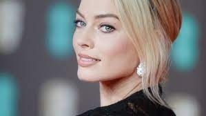 Margot robbie, brad pitt și diego calva, alături de jovan adepo, li jun li și katherine waterstone sunt în fruntea distribuției, alături de max minghella, lukas haas, flea, rory scovel, samara weaving, eric roberts, p.j. Bestatigt Margot Robbie Ubernimmt Barbie Rolle Im Live Action Film