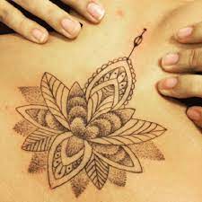 Cette fleur est un symbole très puissant de l'orient, le bouddhisme, l'inde ancienne, l'égypte, la chine. Tatouage Lotus Significations Et Illustrations Tattoome Le Meilleur Du Tatouage