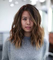 Idee Coiffure Description Une Coupe De Carre Long Ondule Et Balayage Caramel Subtil Comment R Meilleure Couleur De Cheveux Carre Long Ondule Couleur Cheveux