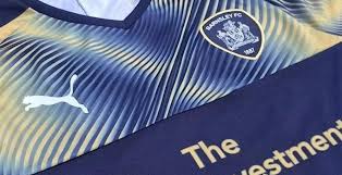 There was a white puma logo on each shoulder. Barnsley 19 20 Trikots Veroffentlicht Nur Fussball