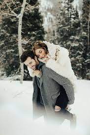 Lovers In The Mountains Winter Couple Pictures Couple Photography Unique Engagement Photos