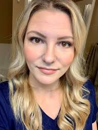 Bronze look achieved with bright eyes eye shadow