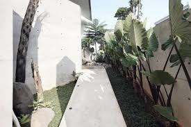 Tampak asri dan sangat tertata. 8 Inspirasi Desain Taman Kecil Di Belakang Atau Samping Rumah Arsitag