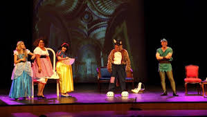 Para entender qué es un guión teatral, es también importante saber que es una parte fundamental del teatro, una parte del grupo de las artes escénicas, cuyo desarrollo se encuentra relacionado con los actores la principal importancia que tiene el guión teatral es que es la base de toda obra de teatro. El Teatro Tipos Clasificacion Y Concepto