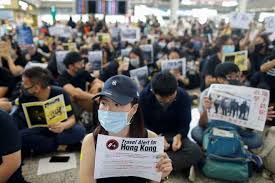 Lapangan terbang hong kong bukan sahaja merupakan titik transit yang besar untuk kapal terbang dari seluruh dunia, tetapi juga selesai untuk mengkaji semula lapangan terbang antarabangsa terbesar china dengan status antarabangsa, mari kita bercakap mengenai pelabuhan udara utama. Aktivis Prodemokrasi Berhimpun Di Lapangan Terbang Hong Kong Utusan Borneo Online