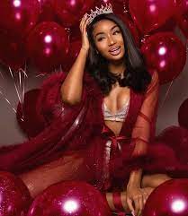 Looking for elegance and a whole lot of class?! Pinterest Lalachaney Birthday Woman 21st Birthday Photoshoot Birthday Photoshoot