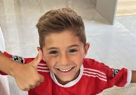 Fenômeno na internet, menino de Gravataí esbanja simpatia e habilidade no  futebol