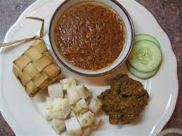 Penyediaan untuk membuat ketupat sangat ringkas tapi memerlukan kemahiran tertentu untuk menganyam kelongsong daun. Ketupat Nasi Dan Rendang Ayam Merupakan Makanan Tradisi Bagi Kaum Di Nega