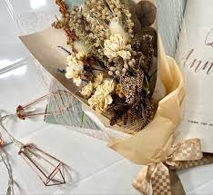 訂製韓式手工香氛花束如果說鮮花代表瞬間美好 乾燥花則象徵著永恆的寄託 清新自然的色調搭配和多種風格選擇 適合任何節日紀念日的送禮 100 純手工製作 所 從鮮花乾燥 浸泡 設計風格 色調搭配和花型包裝全程耗時21日完成一束美麗精緻 只屬於你的花禮 韓國