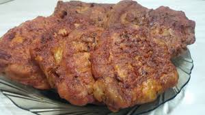 Aromatizata cu rozmarin si usturoi, bine condimentata cu sare si piper si gatita la cuptor la. Cotlet De Porc La Cuptor Youtube