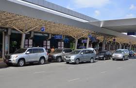 Nằm phía bên kia đường của cổng sân bay tân sơn nhất, từ ga quốc tế hay ga quốc nội đi bộ khoảng 10 phút. Cáº©m Nang HÆ°á»›ng Dáº«n Di Chuyá»ƒn Tá»« San Bay Tan SÆ¡n Nháº¥t Vá» Trung Tam Sai Gon