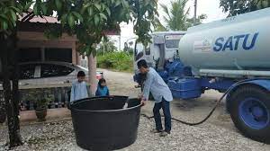 Air selangor dalam satu kenyataan media berkata, gangguan berlaku akibat pencemaran bekalan gangguan bekalan air ini melibatkan 1,139,008 akau pengguna di kuala lumpur, petaling, klang lembaga urus air selangor telah melepaskan air mentah melalui operasi pengepaman kolam kl. Terengganu Hantar Bantuan Agih Air Di Selangor Terengganu Voice