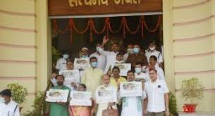 The family then adopted a girl, arpita khan, who was formally adopted by helen and raised amid the entire family in their family home in galaxy apartments, bandra bandstand, mumbai. N Jo Twp0pgrcm