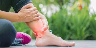 Rasa sakit mungkin hanya terjadi di pinggang sebelah kanan, kiri, atau belakang, atau mungkin juga terasa sampai ke kaki. Inilah 8 Penyebab Pergelangan Kaki Sakit Yang Membuat Tidak Nyaman