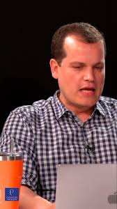 Yovin con el gallito de Dorado disfrutando de la juramentación privada de  Donald Trump