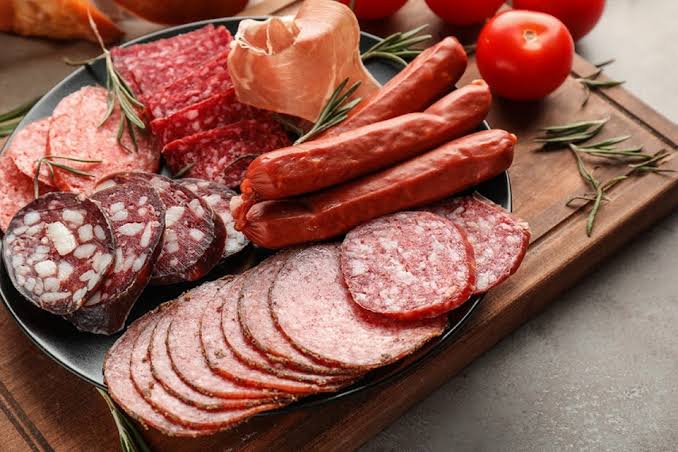 Xúc xích, thịt xông khói được ưa chuộng trong mùa Tết: Tiện dụng nhưng đừng  lạm dụng | Báo Dân trí
