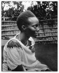 Une Des Filles Du Mwami Musinga A Kamembe Ruanda Urundi African People African Royalty African Culture