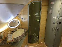 Yup, emirates first class gives you the option to shower on the plane. Review Emirates First Class Im Airbus A380 Von Hongkong Nach Dubai Frankfurtflyer De