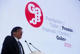 El eslogan de la compañía es: Radio Cooperativa De Chile Gana El Reconocimiento A La Excelencia De La Fundacion Gabo Hola News