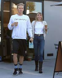 Cody simpson (24) und die sängerin trennten sich im. Langeweile Miley Cyrus Verpasst Ihrem Cody Simpson Make Up Promiflash De