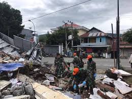 Petugas bpbd sulawesi barat masih mendata jumlah kerusakan dan korban akibat gempa bumi berkekuatan magnitudo 6,2 tersebut. Satgas Paskhas Bantu Evakuasi Korban Bencana Gempa Bumi Mamuju